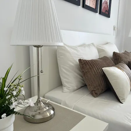 Apartment On The Street Of Bars&nightclubs In 10 *