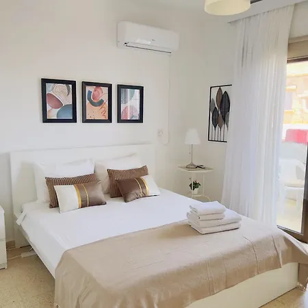 Apartment On The Street Of Bars&nightclubs In 10